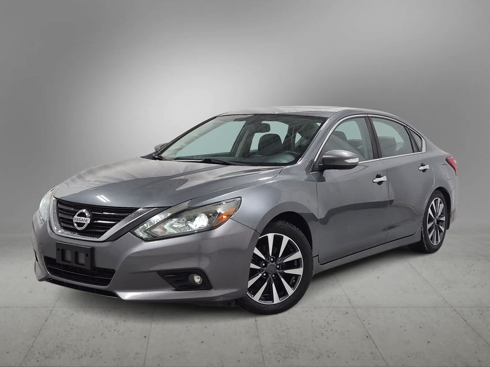 Used 2017 Nissan Altima FWD image 1