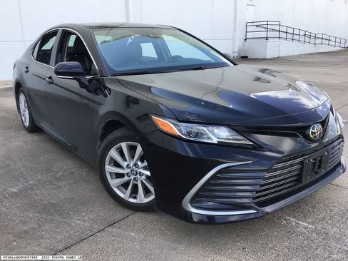 Used 2023 Toyota Camry LE w/ Convenience Package FWD image 4