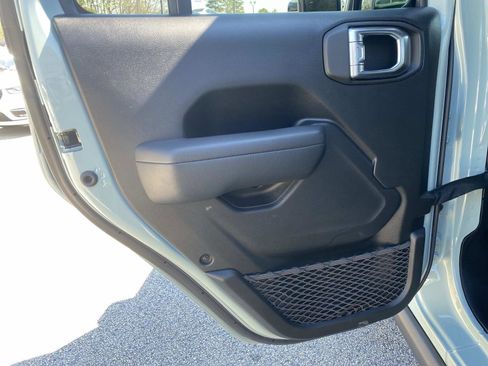 Used 2023 Jeep Wrangler Unlimited w/ Sun & Screen Package image 18