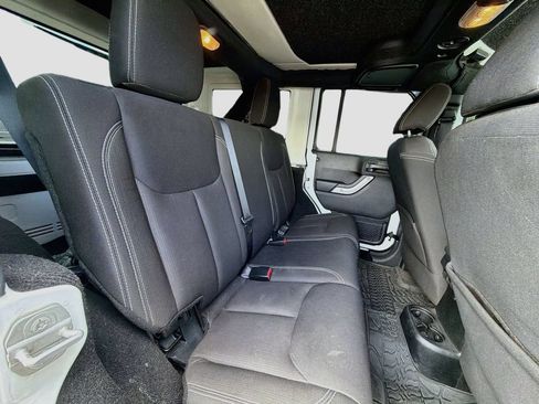 Used 2015 Jeep Wrangler Unlimited Sahara w/ Connectivity Group AWD/4WD image 12