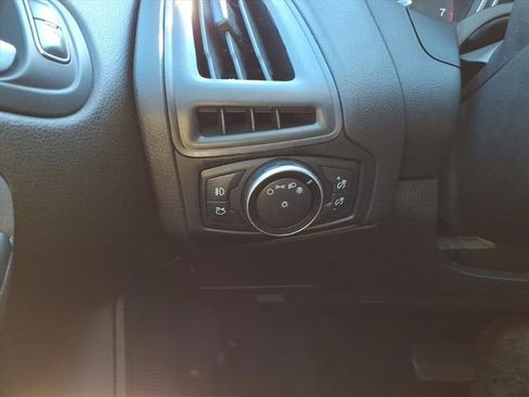 Certified 2018 Ford Focus SE w/ SE Appearance Package image 24