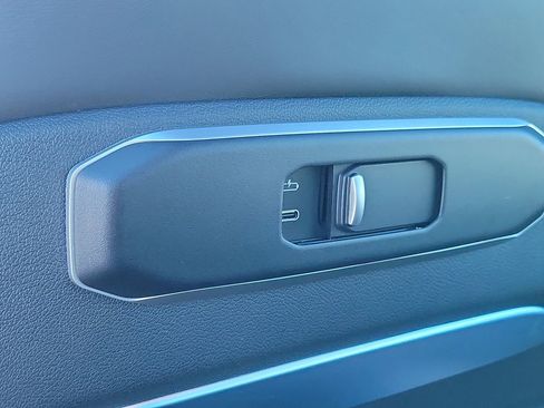 Used 2024 BMW X7 M60i w/ Executive Package image 25