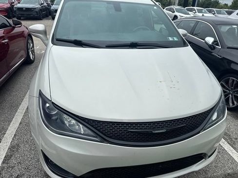Used 2020 Chrysler Pacifica Limited w/ S Appearance Package FWD image 11