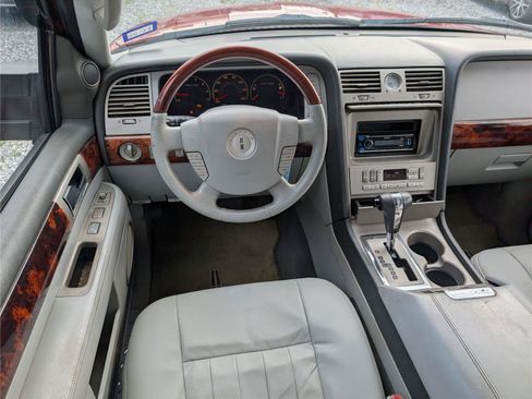 Used 2006 Lincoln Navigator Luxury RWD image 28