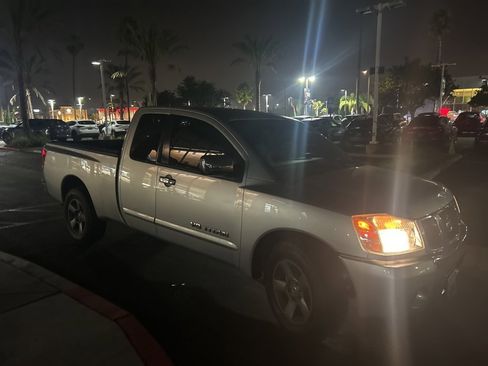 Used 2005 Nissan Titan SE image 3