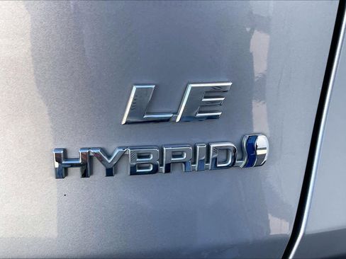 Used 2021 Toyota RAV4 LE image 10