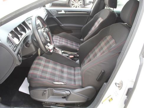 Used 2016 Volkswagen Golf S image 29