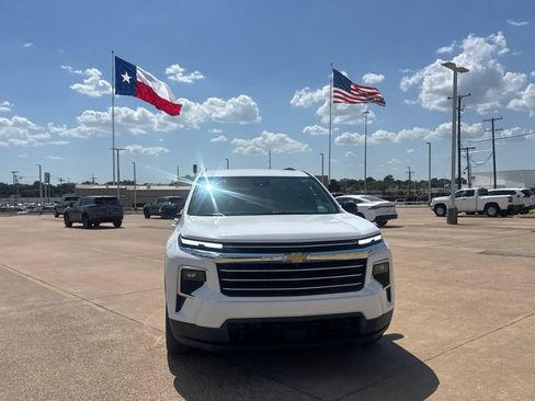 Used 2025 Chevrolet Traverse LT FWD image 4