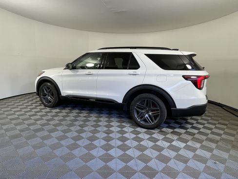Used 2026 Ford Explorer ST-Line w/ ST-Line Street Pack AWD/4WD image 2
