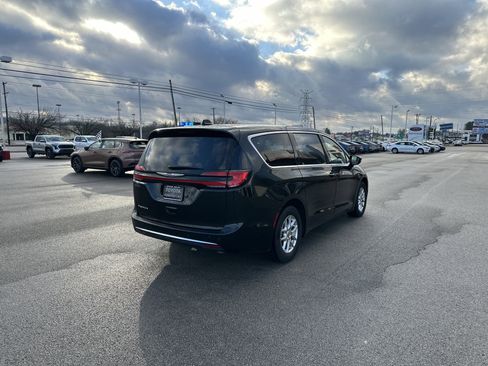 Used 2024 Chrysler Pacifica Touring-L image 3