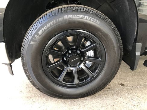 Used 2025 Chevrolet Silverado 1500 LT AWD/4WD image 4