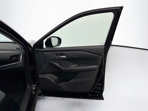 Used 2025 Nissan Rogue SV FWD image 32