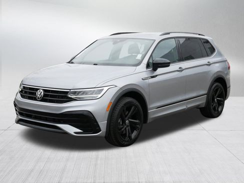 Used 2023 Volkswagen Tiguan SE R-Line AWD/4WD image 3