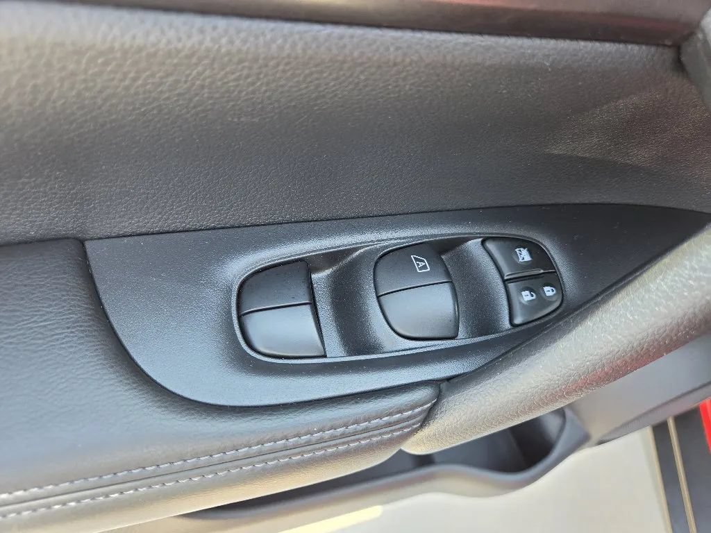 Used 2015 Nissan Rogue S FWD image 12