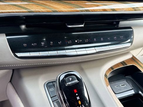 Used 2021 Cadillac Escalade ESV Sport Platinum AWD/4WD image 17