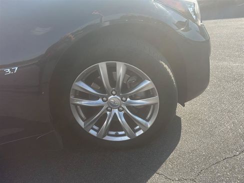 Used 2018 INFINITI Q70 Luxe w/ Cargo Package RWD image 14