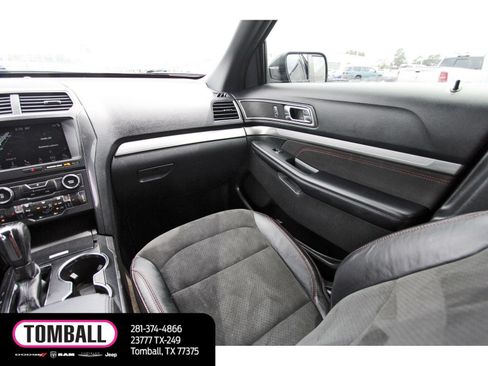 Used 2018 Ford Explorer XLT w/ Equipment Group 202A FWD image 11