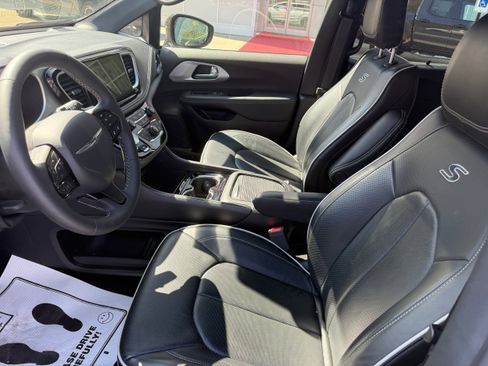 Used 2025 Chrysler Pacifica Limited FWD image 14