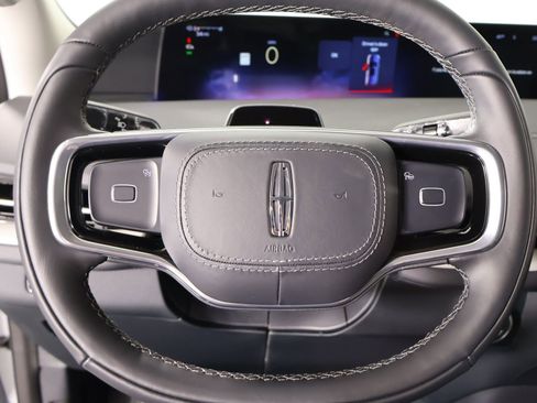 New 2026 Lincoln Navigator Premiere AWD/4WD image 3
