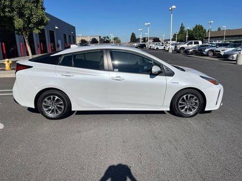 Used 2022 Toyota Prius Limited w/ Premium Convenience Package FWD image 4