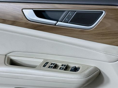 Used 2024 Volkswagen Atlas SE w/ Panoramic Sunroof Package FWD image 15