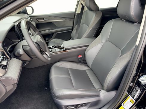 Used 2025 Toyota Camry XLE FWD image 5
