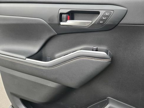 Used 2023 Toyota Highlander Bronze Edition FWD image 20