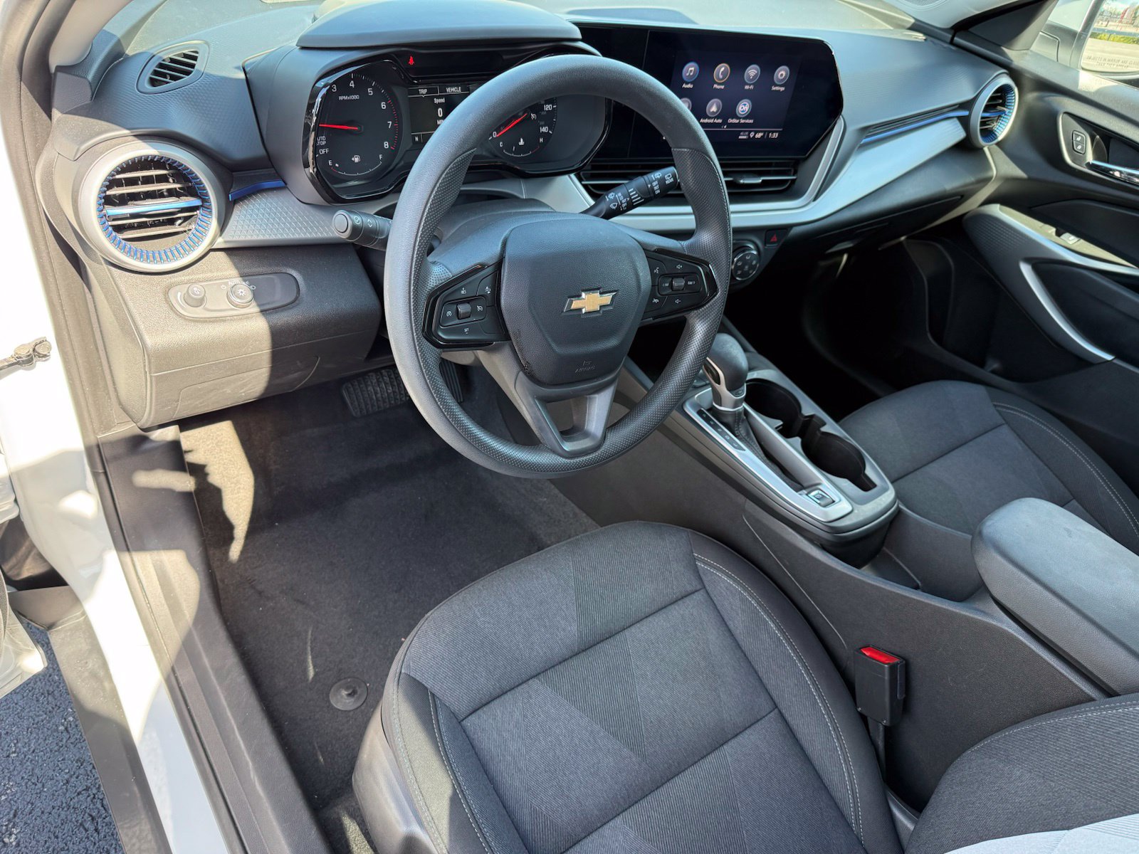 Used 2025 Chevrolet Trax LS w/ LS Convenience Package FWD image 12