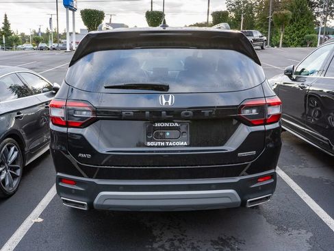 Used 2024 Honda Pilot Touring image 4