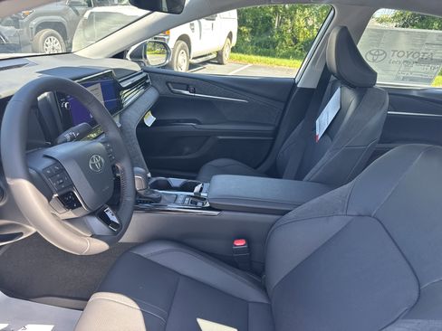 Used 2025 Toyota Camry XLE FWD image 13