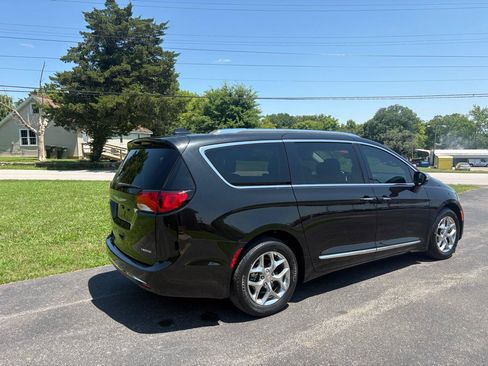 Used 2017 Chrysler Pacifica Limited w/ UConnect Theater Package FWD image 33