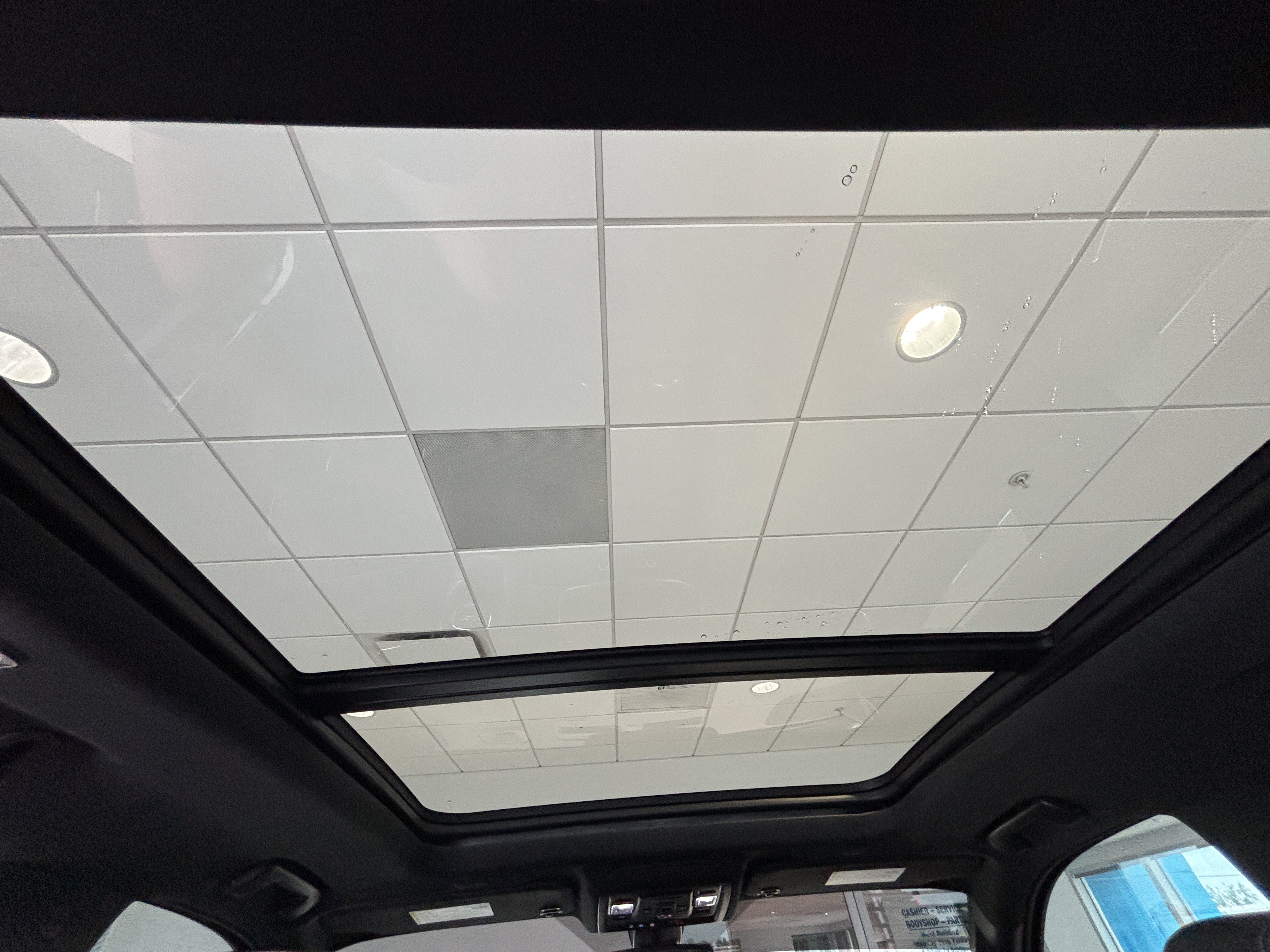Used 2022 GMC Yukon SLT w/ SLT Premium Package AWD/4WD image 4