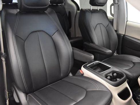 Used 2024 Chrysler Pacifica Touring-L FWD image 6