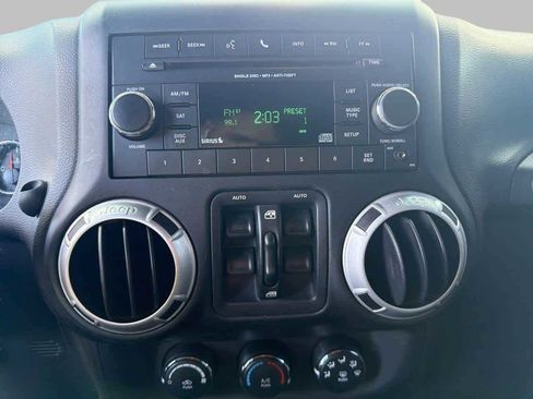 Used 2015 Jeep Wrangler Unlimited Rubicon w/ Connectivity Group image 17