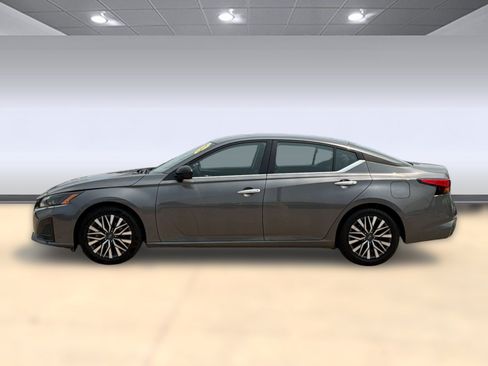 Used 2025 Nissan Altima 2.5 SV FWD image 2