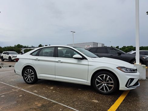 Used 2025 Volkswagen Jetta SE FWD image 3