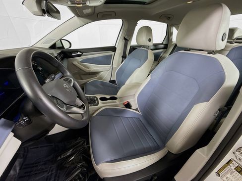 Certified 2025 Volkswagen Jetta SE w/ Sunroof Package image 5