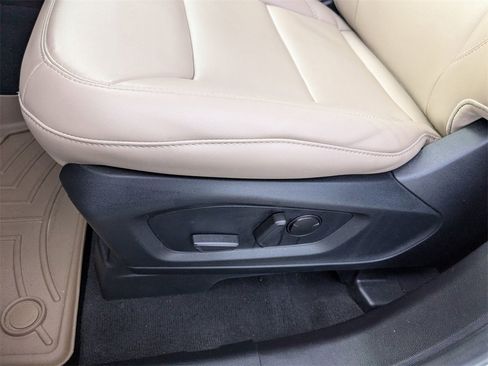 Used 2022 Ford Explorer XLT w/ Equipment Group 202A image 13