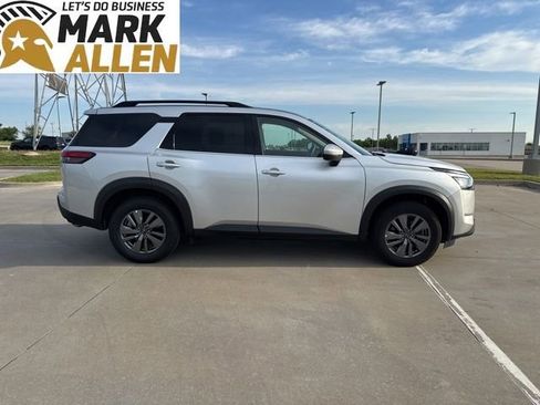 Used 2025 Nissan Pathfinder SV FWD image 6