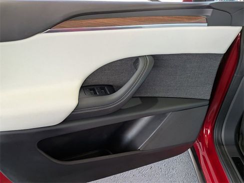 Used 2025 Tesla Model X image 8