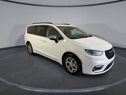 Used 2023 Chrysler Pacifica Limited FWD image 2