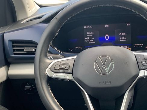 Used 2022 Volkswagen Taos SE w/ Panoramic Sunroof Package FWD image 11