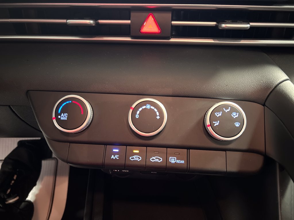 Used 2025 Hyundai Elantra SE FWD image 17