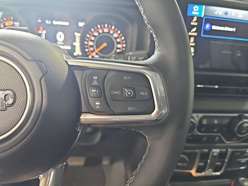 Used 2025 Jeep Wrangler Unlimited Sahara AWD/4WD image 17