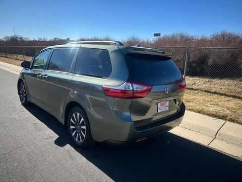 Used 2019 Toyota Sienna XLE w/ XLE Navigation Package image 3