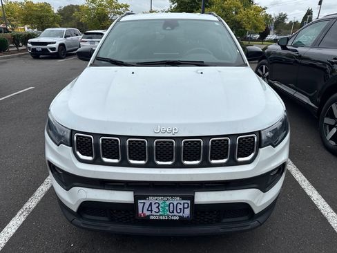 Used 2023 Jeep Compass Latitude AWD/4WD image 2