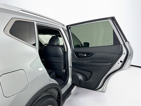 Used 2018 Nissan Rogue SL w/ Premium Package image 31