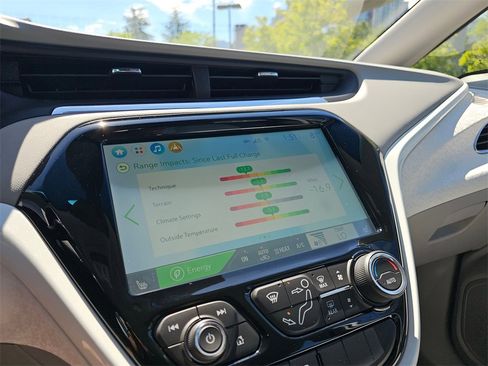 Used 2020 Chevrolet Bolt Premier w/ Infotainment Package image 27