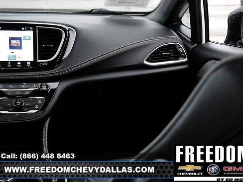 Used 2025 Chrysler Pacifica Limited image 34