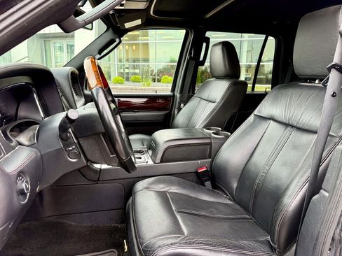 Used 2017 Lincoln Navigator Reserve AWD/4WD image 10